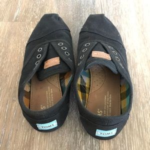 Women’s Toms black no shoelace tennis shoe style